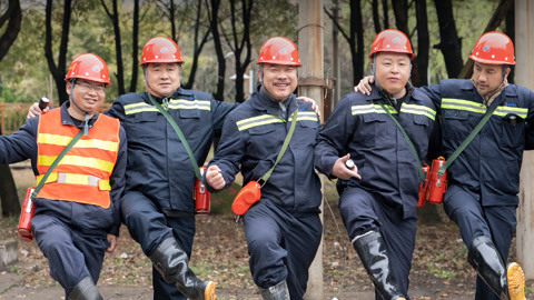 布鞋男团开启黄石遗产密码 黄觉马伯骞下井体验挖矿