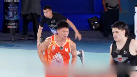 刘宏宙火力全开进球 菲律宾选手受伤倒地