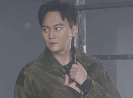 张智霖随性儒雅颜值在线