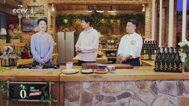 回家，吃饭 《回家吃饭》 20251217 奶皮子糖葫芦和焦糖流心烤红薯 “冬季双甜”的华丽变身