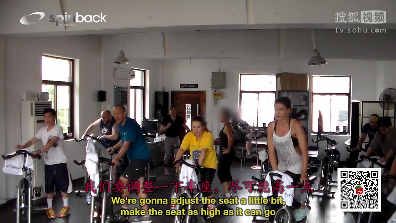 【逗你玩】傻吊健身房恶搞矮戳男 国外大叔自信嘲笑