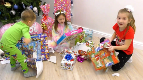 和苏菲亚一起拆解新年礼物