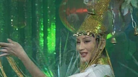 瞿颖周洁《缤纷四季》，时装大秀展现好年景