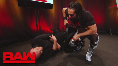 WWE RAW 2019 【RAW 06/17】赛斯罗林斯用铁椅把独狼打趴