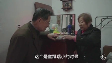 二更视频 吃不饱也要玩音乐 魔都90后男孩辞职当街头艺人引路人围观 391
