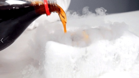 试着用干冰制作了一款超神奇的可乐冰棍 结局真是出人意料
