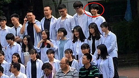 屏行星乐汇 王俊凯高中毕业合照曝光；身高差惹粉丝暴走
