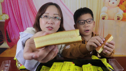 梁小轩和轩妈试吃各种美食 试吃“芝士蛋糕”