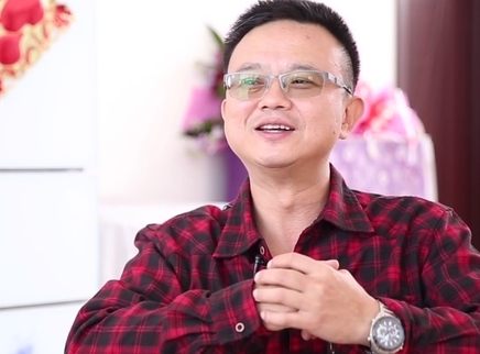 寻情记 台湾九旬老人坟前拜父母