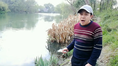 唱罢吹灯 农村大叔河边捉泥鳅飙歌