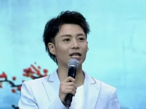 国学小名士 第三季 “硬核奶奶”讲述飞行人生 “无人机少年”现场秀技