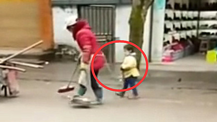 为防走丢 环卫工用绳子栓住孙子一起打扫卫生