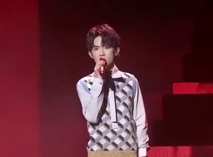 娱乐新鲜爆 易烊千玺与周冬雨搭档演电影