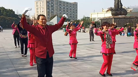 唱罢吹灯 广场舞大叔挑战大妈，一看知道谁最厉害