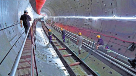 在建造地铁隧道时，如何避开高楼大厦的地基