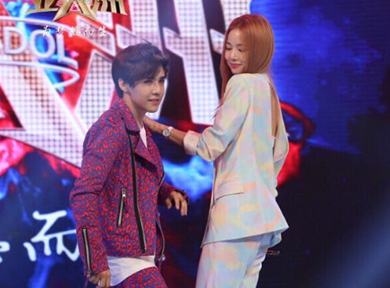 赵品霖情绪失控欲退赛 率智与学员现场飚舞