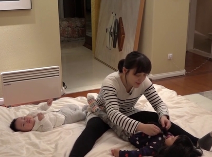 超人妈妈带娃记 梅婷俩娃左右开弓忙不停