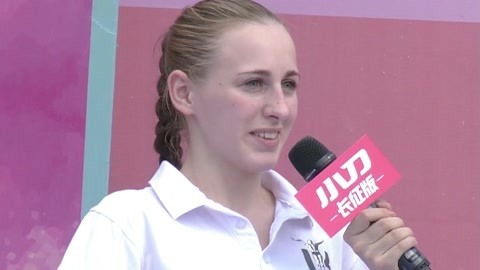 海豚训练师分享饲养故事 外国女生穿美人鱼服饰登场