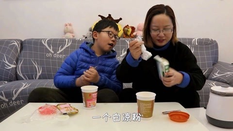 梁小轩和轩妈试吃各种美食 网红奶茶冻