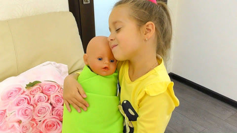 苏菲亚照顾5个小宝宝