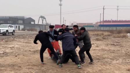 男演员第一次拍打戏，现场失控打伤武行