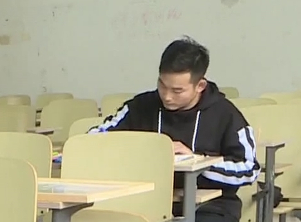 娱乐急先锋 湖南大二学生用圆珠笔手绘校园