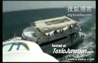 社会记实 两艘游船迎头相撞惊险瞬间
