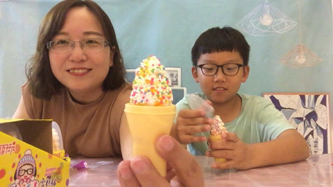 梁小轩和轩妈试吃各种美食 试吃“雪糕摇摇乐”