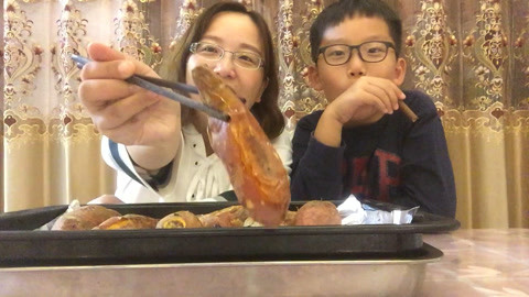 梁小轩和轩妈试吃各种美食 轩妈自制冰糖心烤红薯