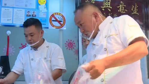 人气美食 十平米小店两张卓 广东牛杂里放“红肠”