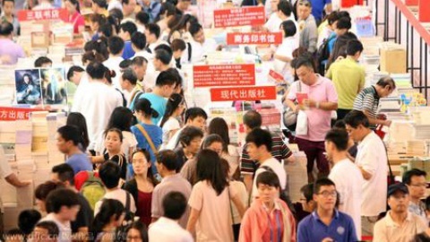 耳目一新 上海书展首迎周末人气爆棚