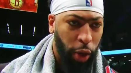 NBA热辣资讯 浓眉赛后采访遭甜瓜皮一波！这操作让浓眉一脸娇羞的笑了！