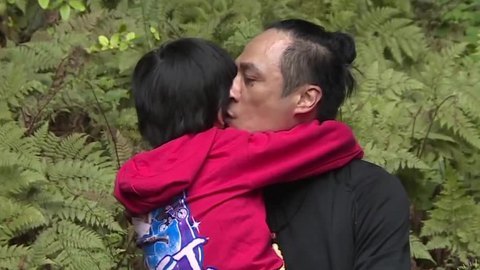 播报多看点 吴镇宇一家扑香港迪士尼游玩