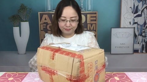 梁小轩和轩妈试吃各种美食 轩妈拆“盲盒”