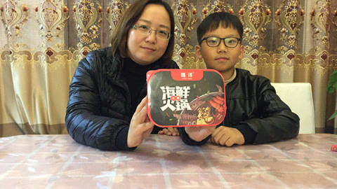 梁小轩和轩妈试吃各种美食 试吃“自热海鲜火锅”