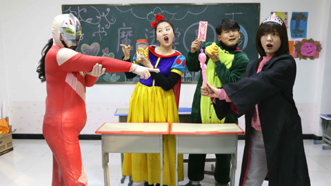 奥特曼恶搞同学们，小美一招“时光之刃”，让他现出原形