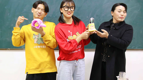 美女家务事 超轻粘土玩出新花样，同学用粘土DIY好看的笔筒，太精致了