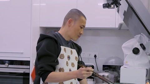 聂远煮面全靠肺活量 邀全家观赏漂亮猪大肠