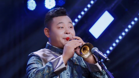 歌者吹响唢呐嗨爆全场 退伍老兵激情饱满唱响军歌