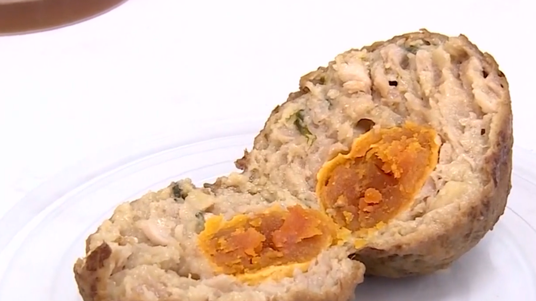 人气美食 全手工制作狮子头 招牌咸蛋黄口味