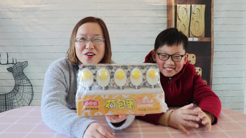 梁小轩和轩妈试吃各种美食 试吃“荷包蛋棒棒糖”