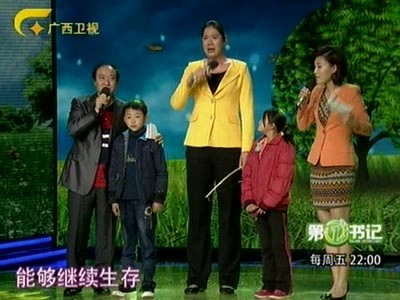 第一书记 “最高书记”携励志女孩走猫步 郑海霞爱心助阵