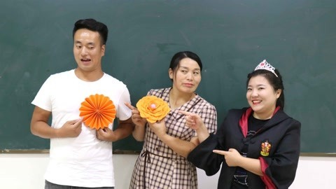 小晴用粘土制作一朵大红花，超级好看有创意，老师会喜欢吗？