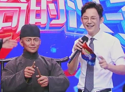 神奇的汉字 何炅神似雕塑引爆笑