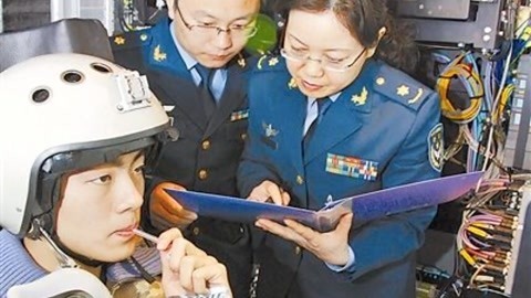 迷彩虎讲堂 来看看中国空军飞行员的航空伙食：菜品丰盛连水都是特制的！