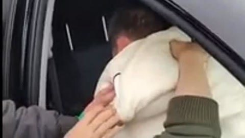 网罗天下 两华裔男争抢车位互殴