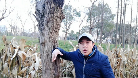 唱罢吹灯 农村大叔河边演唱很有趣