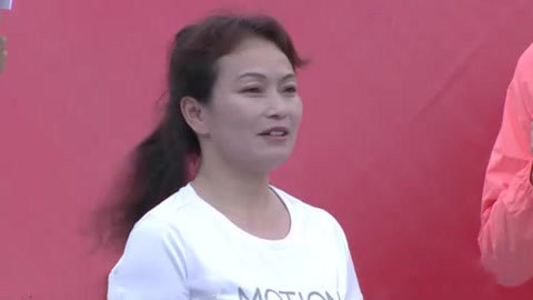男生女生向前冲第十季 大姐现场教学保养转圈秘诀 成功登顶成最大冲客