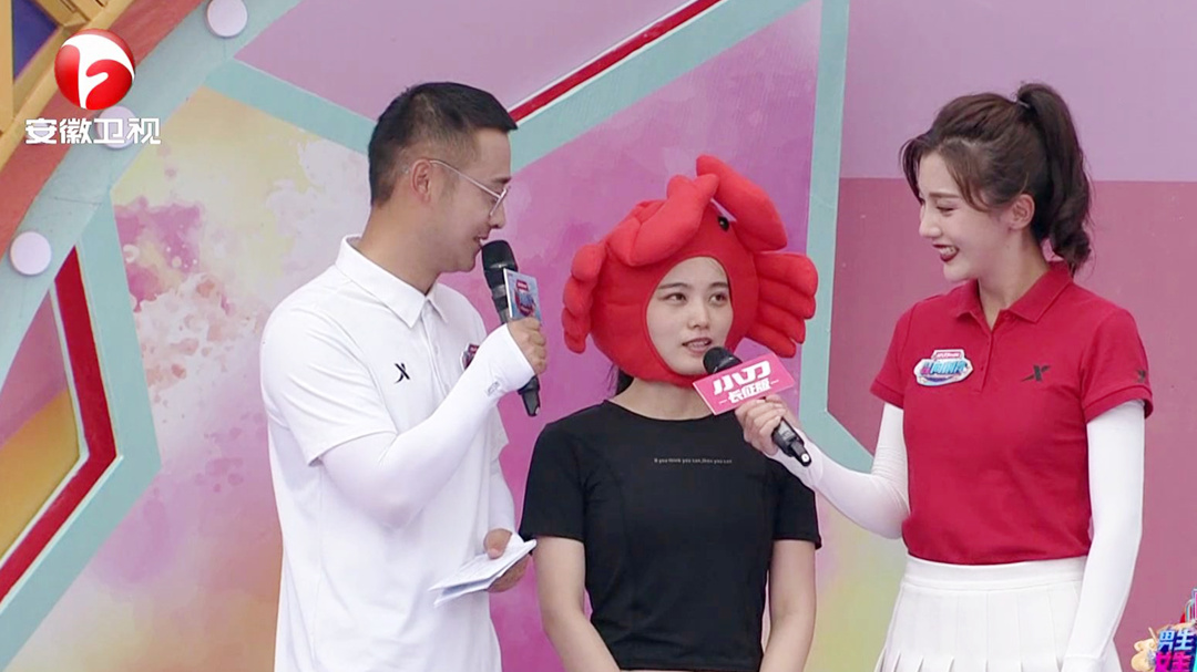 美女们头戴各式帽子闯关