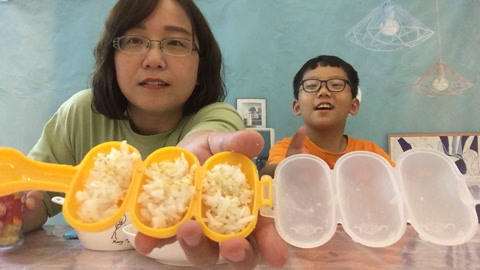 梁小轩和轩妈试吃各种美食 试吃“摇饭团神器”